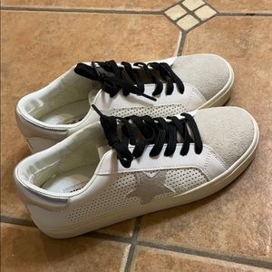 Steve Madden NEVER WORN star sneaker.